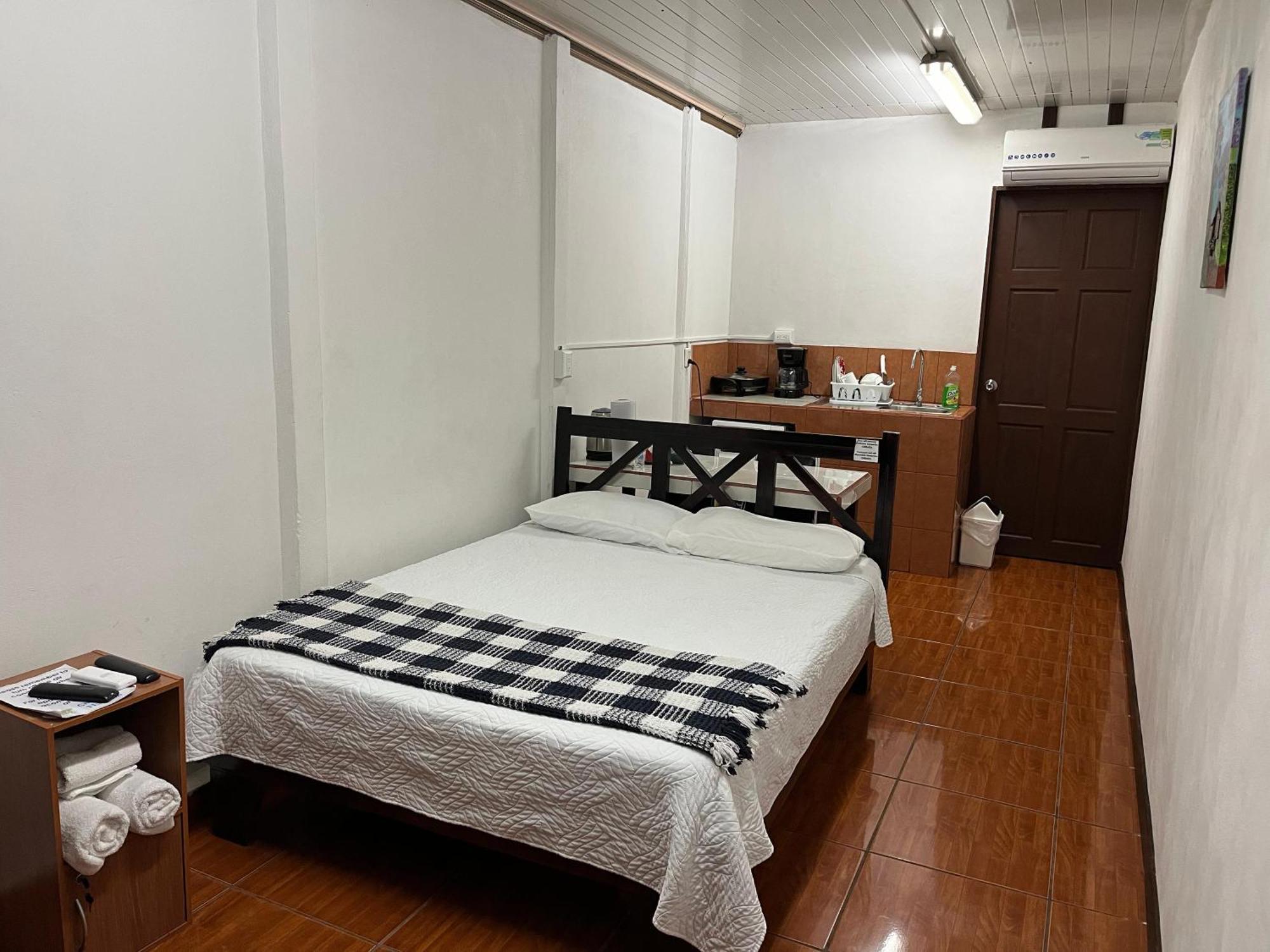 Sleep&Go! Cabinas En Siquirres Centro - Rafting Tour - Tarifa Corporativa Disponible Siqurres Da Alegria Exterior photo